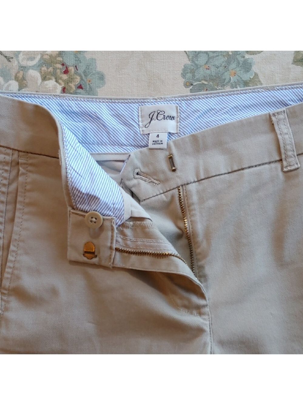 J. Crew 5" Khaki Cotton Stretch Chino Shorts in Women's Size 4 - Picture 10 of 17
